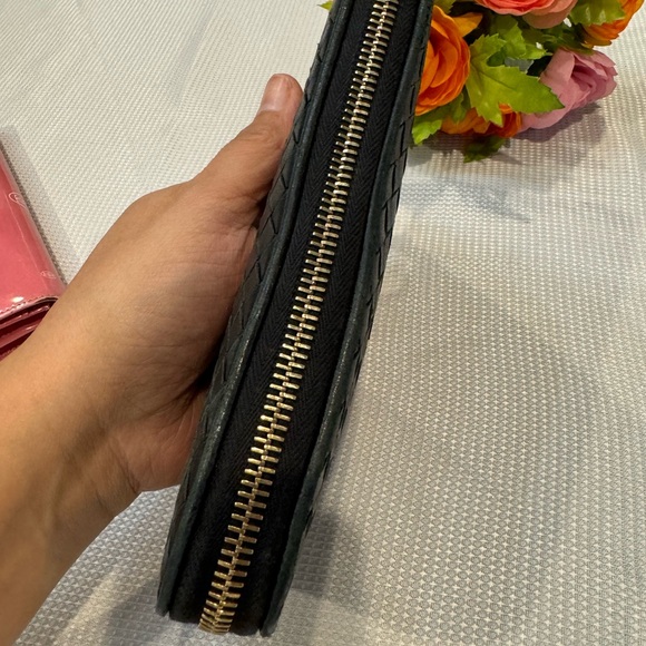 Authentic Bottega Veneta zippy wallet - Picture 8 of 14
